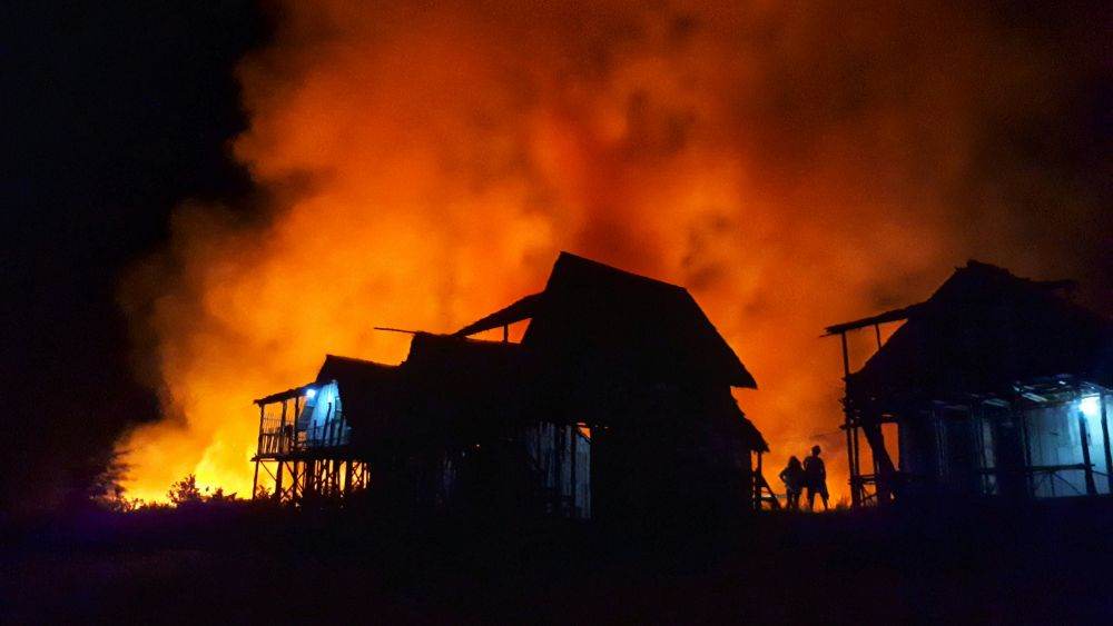Aproape 80.000 de persoane, sfătuite să se izoleze în locuinţe după un incendiu chimic lângă Sevilla