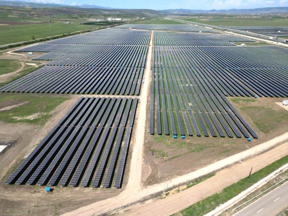 Finanţare Raiffeisen în valoare de peste 28,7 milioane de euro pentru parcul fotovoltaic Teiuş, jud Alba 