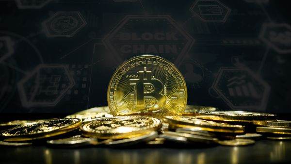 Bitcoin marchează noi recorduri istorice; ce se ascunde în spatele raliului criptomonedei?