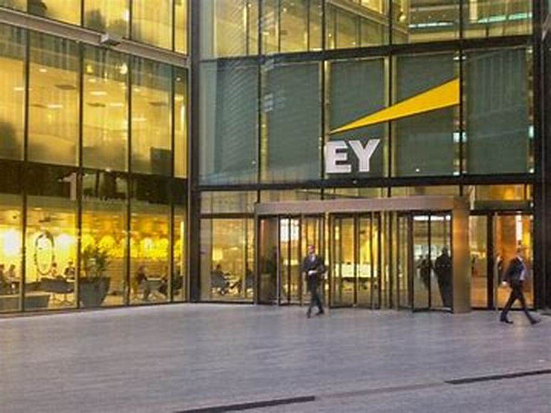 EY: Geopolitica şi AI pun presiune pe departamentele juridice
