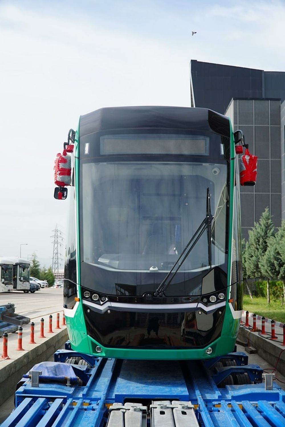 Primul tramvai Bozankaya, din lotul celor 18 vehicule achiziţionate de municipalitate, a ajuns în Iaşi