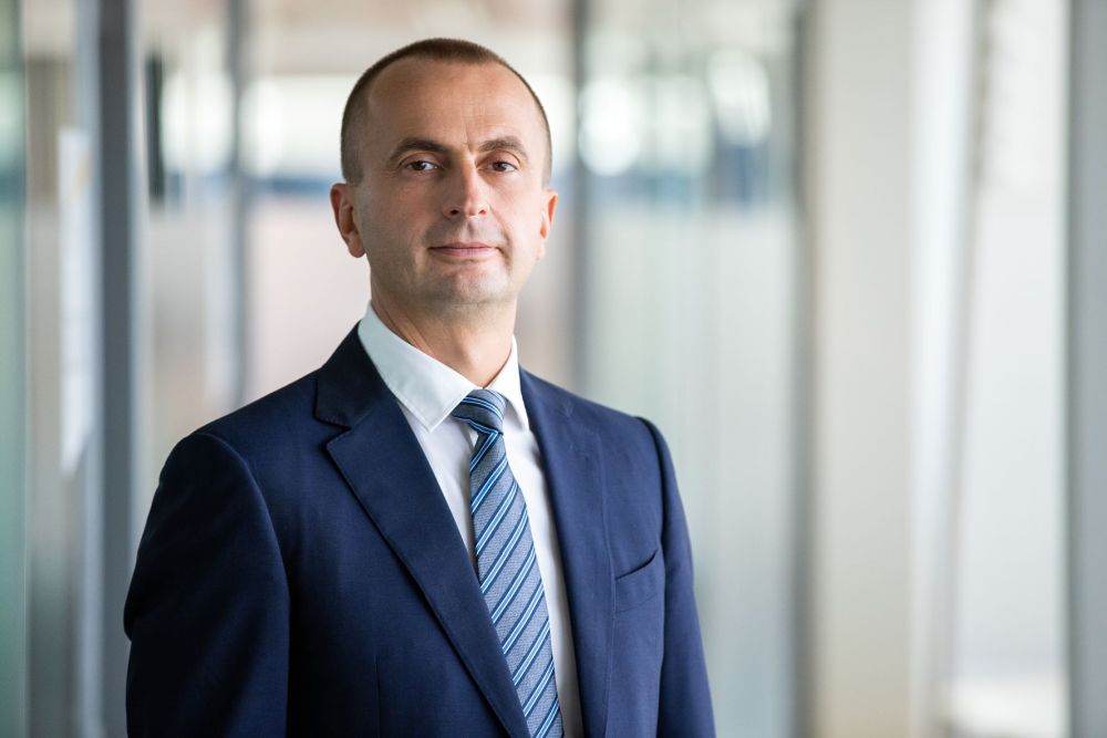 Studiul EY Entrepreneurship Barometer: 71% dintre companiile din România adoptă Inteligenţa Artificială, dar 75% se tem de riscurile economice 