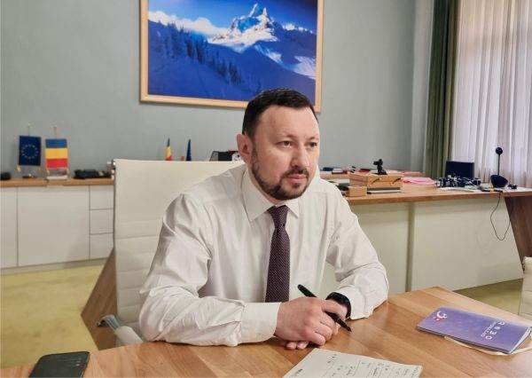 Mircea Fechet, ministrul Mediului a declarat: "Bugetul AFM aprobat este unul istoric, nu doar prin valoarea sa, ci mai ales prin impactul pe care îl va avea asupra tranziţiei verzi a României. Este un buget construit cu responsabilitate, care răspunde concret nevoilor cetăţenilor, autorităţilor locale şi mediului de afaceri în domenii esenţiale precum eficienţa energetică, mobilitatea electrică, energia regenerabilă şi protejarea pădurilor". (Sursa foto: facebook / Mircea Fechet)