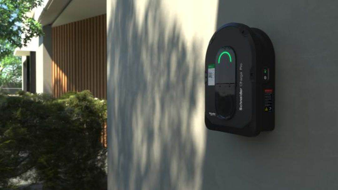  Schneider Electric lansează staţia de încărcare inteligentă Charge Pro