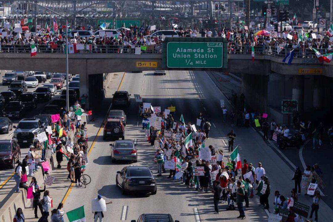 Poliţia din Los Angeles ordonă protestatarilor să se retragă