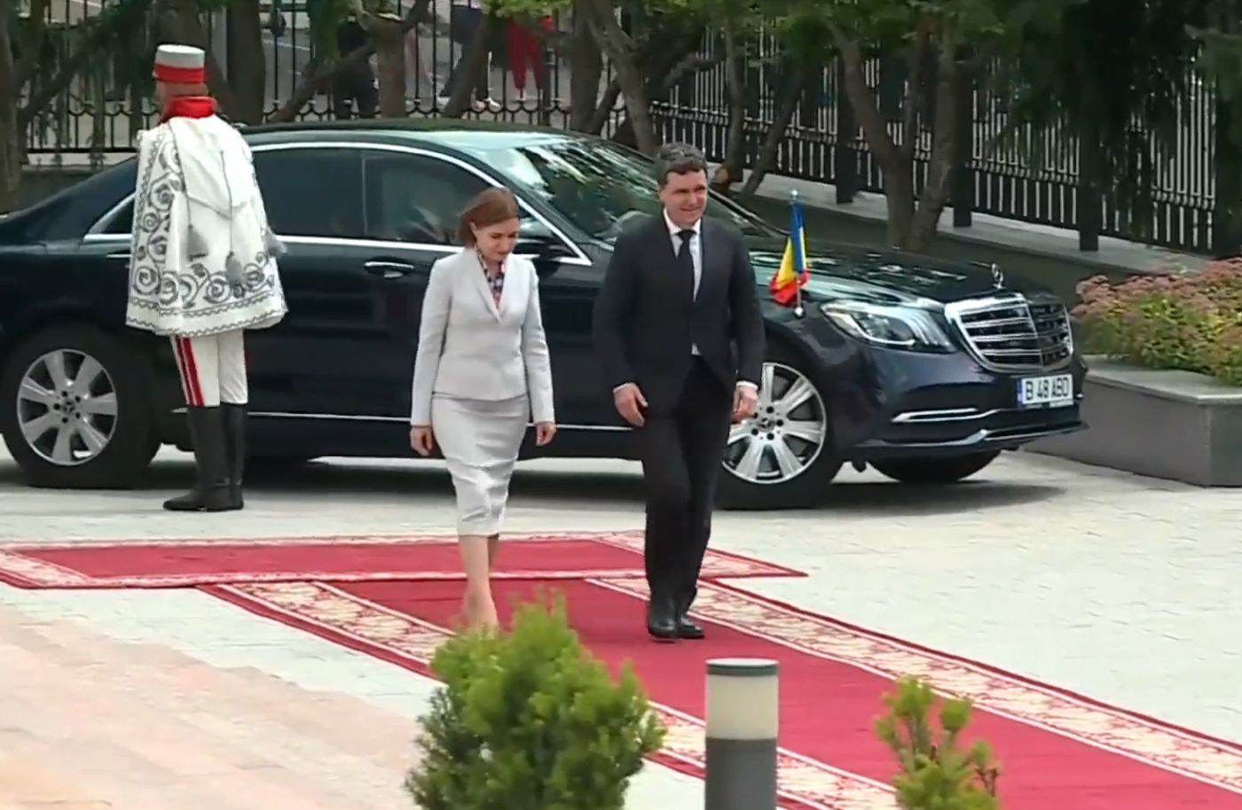 Nicuşor Dan a ajuns la Chişinău, unde a fost primit de Maia Sandu