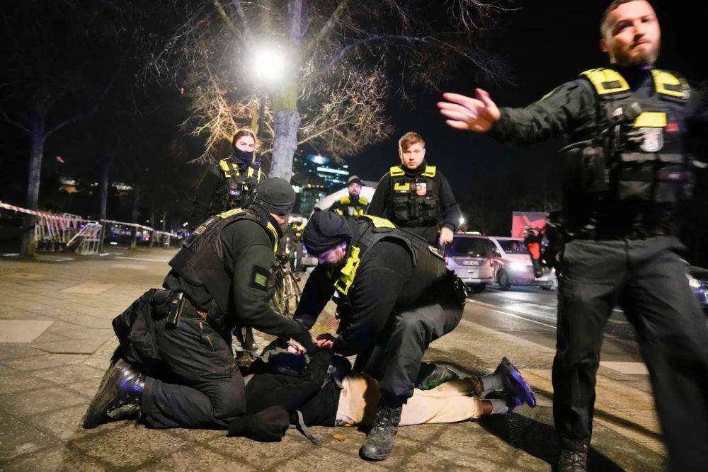 Peste 80 de arestări la Los Angeles în urma protestelor anti-ICE. Texasul mobilizează Garda Naţională