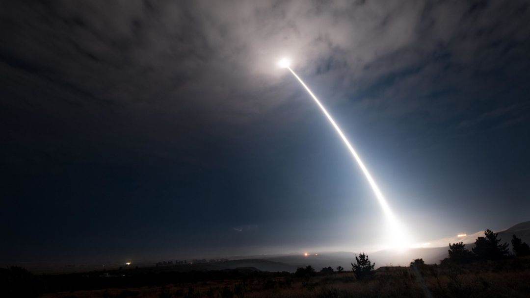 Iranul anunţă, ca represalii, lansarea a sute de rachete balistice asupra Israelului