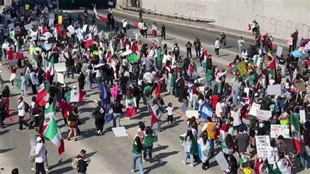 Proteste violente anti-ICE în SUA: opt persoane arestate la Austin