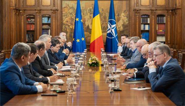 Nicuşor Dan a dialogat astăzi cu reprezentanţii confederaţiilor sindicale cărora le-a prezentat situaţiaeconomico-financiară în care se află ţara şi ce măsuri fiscale trebuie implementate rapid pentru redresarea finanţelor publice.