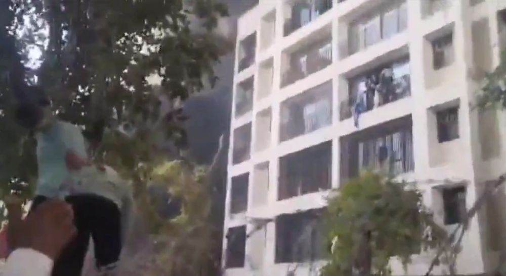 Avion prăbuşit peste un cămin din Ahmedabad. Studenţii s-au salvat sărind de la balcoane