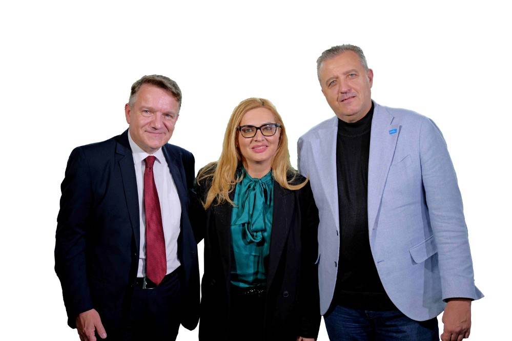 Mihnea Bărbulescu, director executiv Erste Asset Management (dreapta), Adina Călin, director în cadrul CEC Bank, într-o discuţie moderată de Adrian Căruceru, expert în finanţe personale.