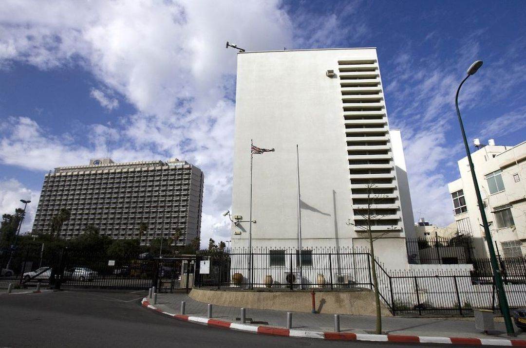 Al Jazeera: Marea Britanie retrage temporar familiile diplomaţilor din Israel 