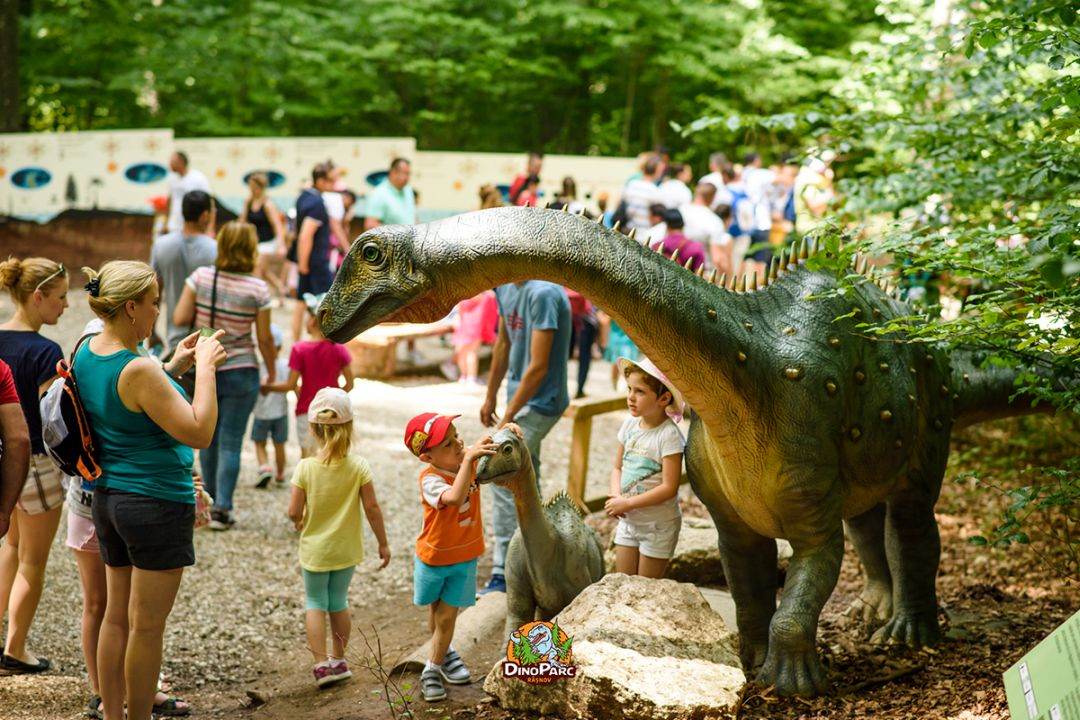 Dino Parc Râşnov marchează 10 ani de activitate cu o investiţie pentru dezvoltare
