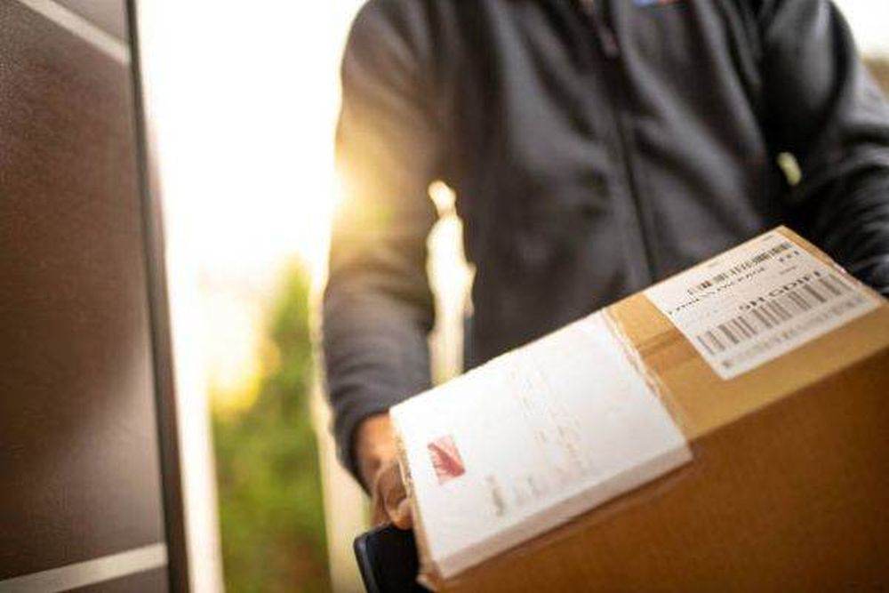Retailerii greci cer UE să grăbească introducerea taxei pe coletele ieftine 