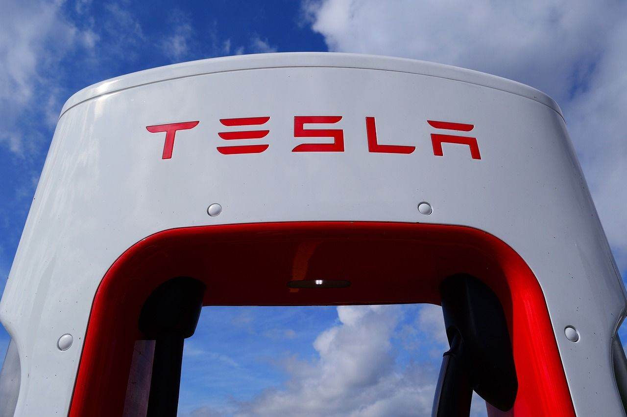 Tesla construieşte cea mai mare centrală energetică cu baterii din China