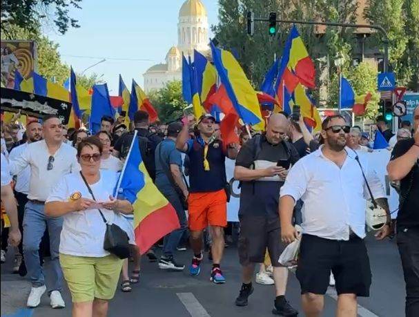 Câteva sute de susţinători AUR protestează în Piaţa Victoriei