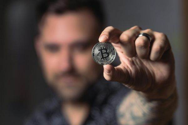 Studiu: Aproape trei din patru tineri investitori preferă Bitcoin în loc de aur 