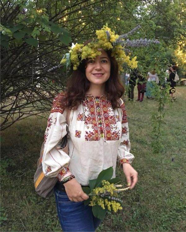 #NepoataChiosnacilor purtând Ia de Vlaşca în context urban. Ia a fost meştesugită de către Tudora Miu Iancu, bunica materna.