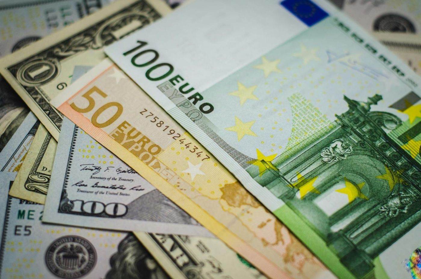 La ce trebuie să fiţi atenţi atunci când schimbaţi valută?