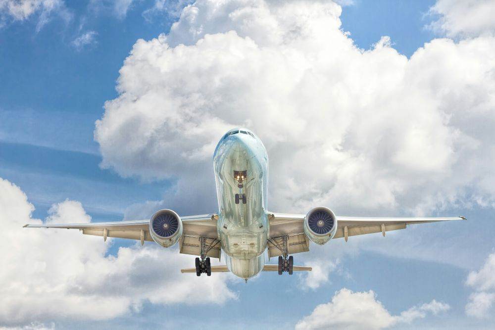 Iranul redeschide parţial spaţiul aerian