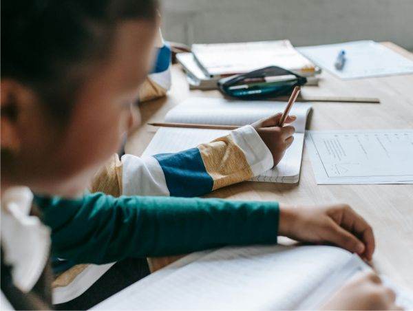 Gândirea critică devine prioritate în şcolile din România, 50.000 de elevi au învăţat despre educaţie media 