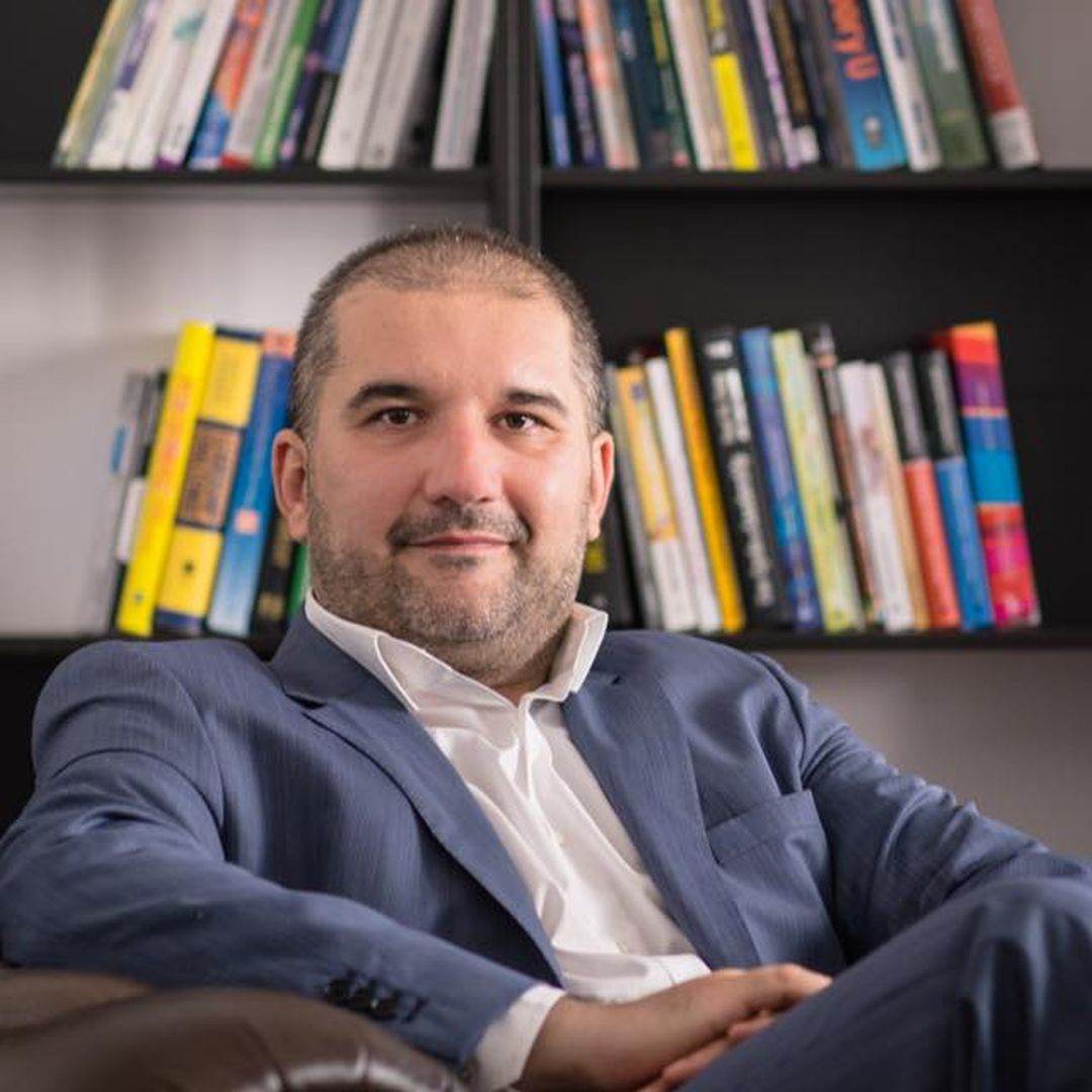 Studiu RoCoach şi Novel Research: Oamenii privesc cu optimism viitorul AI, dar se tem pentru jobul lor