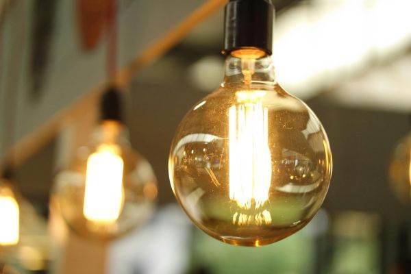 InfoCons şi Asociaţia Energia Inteligentă lansează Ghidul consumatorului de energie electrică şi gaze naturale