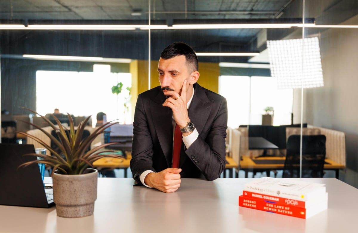 Cel mai mare trading floor din România: cum arată şi cum schimbă industria. Interviu cu George Statie, fondatorul Trading Busters.