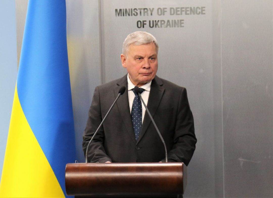 Kievul susţine că „nu a fost notificat oficial” de Washington cu privire la suspendarea anumitor livrări de arme