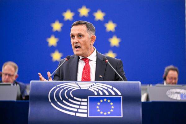 In presenting the text of the motion of censure against the Commission led by Ursula von der Leyen, initiator Gheorghe Piperea said: "The motion of censure is a constitutional instrument intended to strengthen democracy. It is not a problem, it is the chance for a solution." (Photo source: www.europarl.europa.eu)