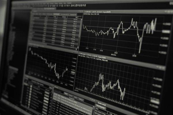 TradeVille: Riscuri la adresa economiei naţionale; provocare majoră - găsirea echilibrului între măsurile fiscale şi susţinerea creşterii