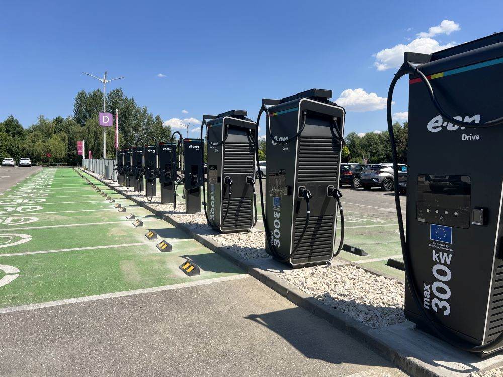 E.ON inaugurează la Piteşti cel mai mare hub de încărcare a maşinilor electrice din ţara noastră