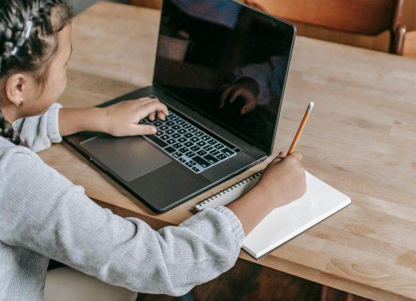 Ofertă: Liceele din Bucureşti, prezentate online