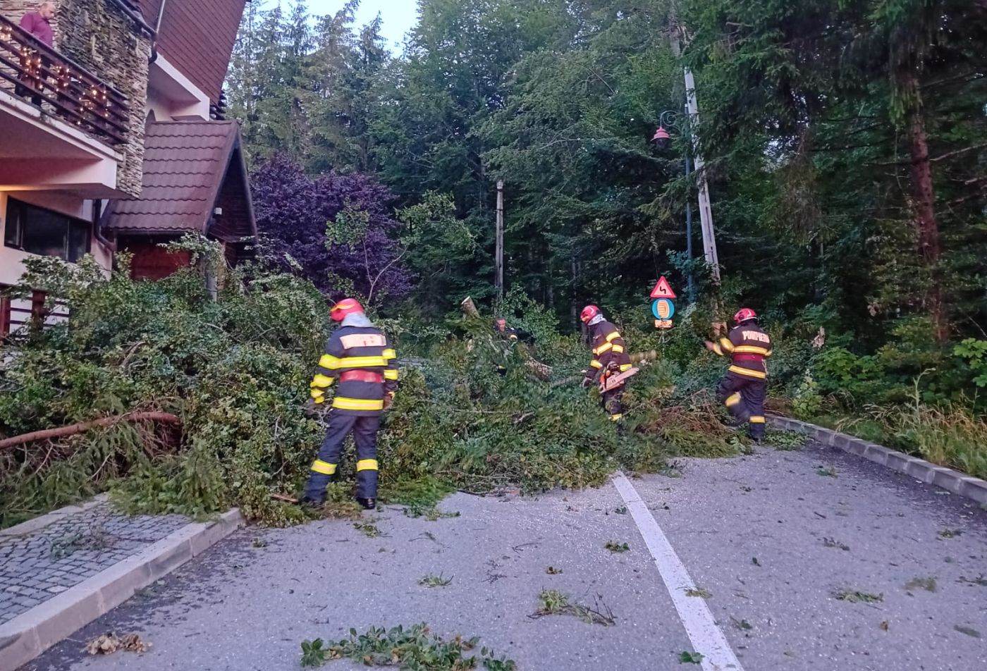 DSU: Pagube în 60 de localităţi şi în Bucureşti, în urma vremii severe de joi