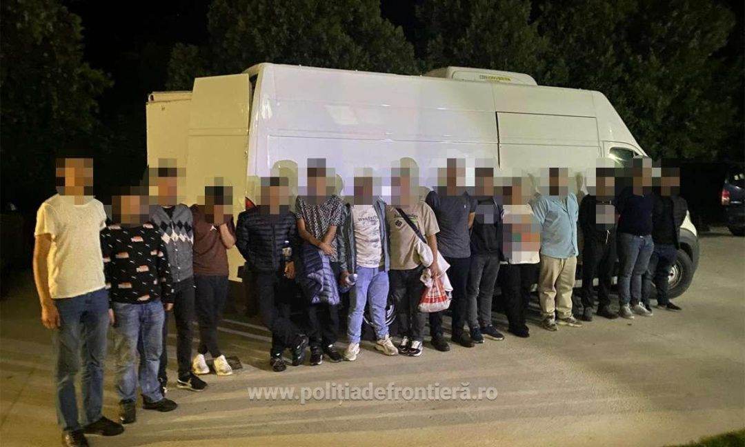 Poliţia de Frontieră: Cincisprezece migranţi descoperiţi ascunşi într-un microbuz care transporta legume