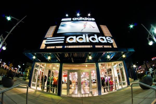 Reuters: Adidas avertizează că ar putea majora preţurile în SUA
