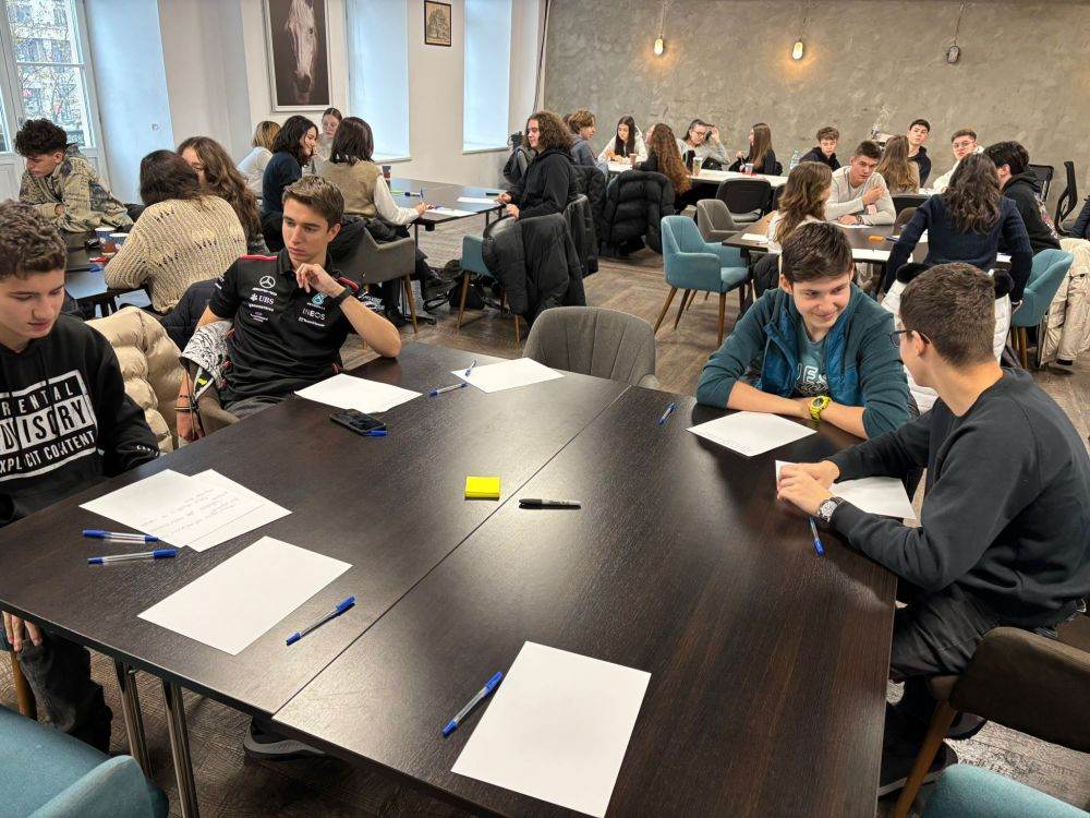 Studiu YEnG: Liceenii din Bucureşti cer educaţie antreprenorială aplicată şi sunt gata să investească în viitorul lor