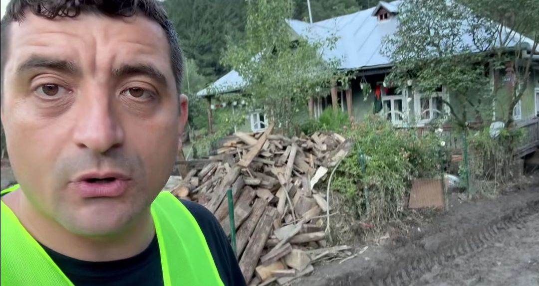  George Simion şi aproximativ 150 de voluntari AUR au mers în Broşteni pentru a sprijini comunitatea afectată de inundaţii