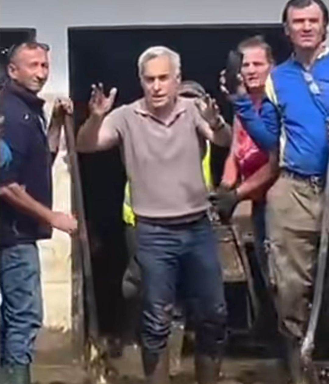 Vizita lui Călin Georgescu la Broşteni, solidaritate sau spectacol mediatic?