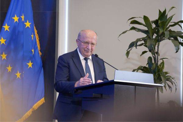 Andrius Kubilius susţine că stimularea achiziţiilor militare comune între statele membre ar putea avea un impact direct asupra eficienţei economice a producţiei: „Dacă statele membre aleg achiziţii comune, ceea ce înseamnă contracte mai mari, preţul mediu de producţie scade cu 70%”. (Sursa foto: https://audiovisual.ec.europa.eu/)