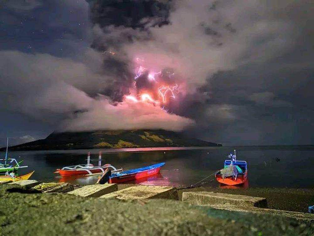Vulcanul din Indonezia aruncă o coloană de cenuşă de 10 kilometri în urma unei noi erupţii