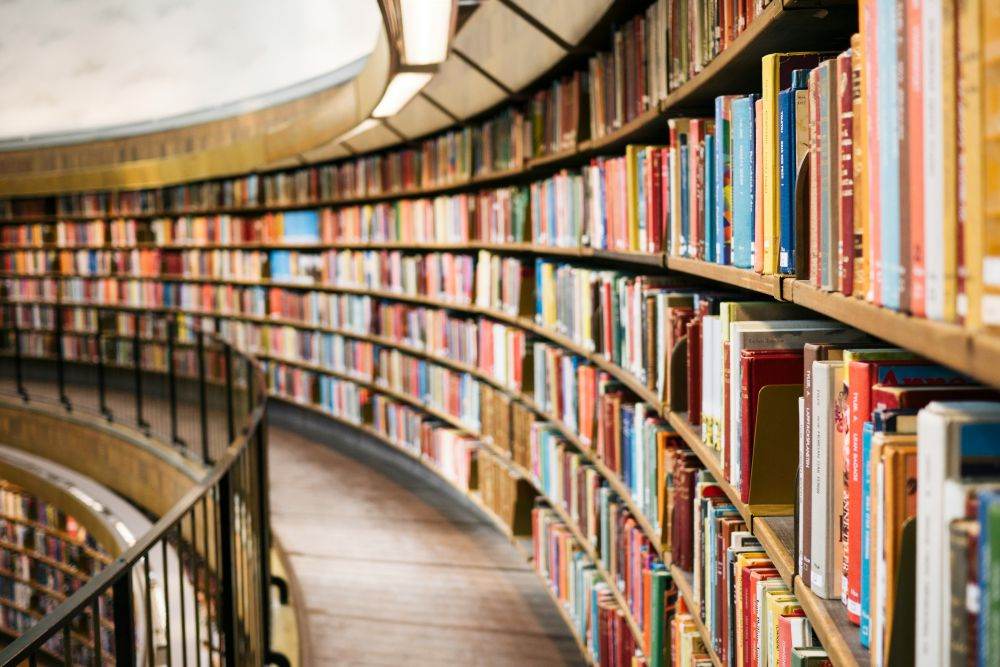 CNB: Numărul bibliotecilor din ţara noastră a scăzut cu peste 500 în patru ani 