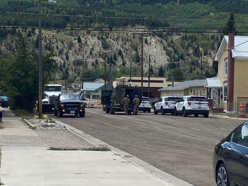 Patru persoane ucise într-un bar din Montana, suspectul este în libertate