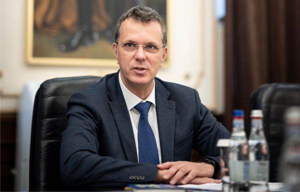 The Minister of National Defense, Ionuţ Moşteanu, stated: "I do not agree with the way she is totally disconnected from the realities of Romania. It seems that she does not understand how much money people live on. And, as an idea, the pension in the judiciary is somewhere around 25,000 lei, in the military system it is somewhere around 5,300 lei and in the general pension system I think somewhere around 2,700 lei. That's how things look." (Photo source: Facebook / Ionuţ Moşteanu)