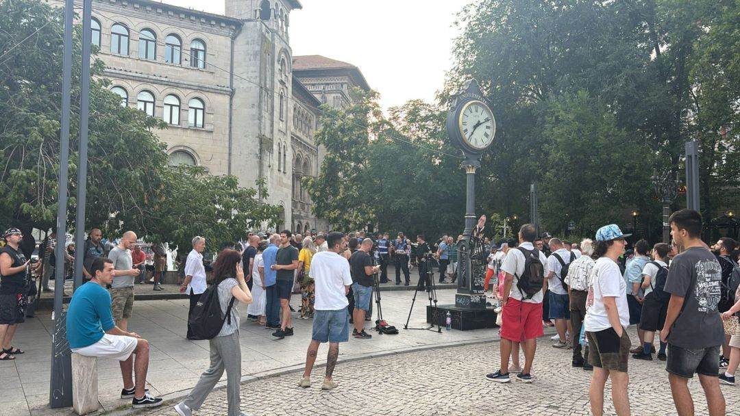 Protest în Piaţa Universităţii faţă de decretarea zilei de doliu naţional pentru Ion Iliescu