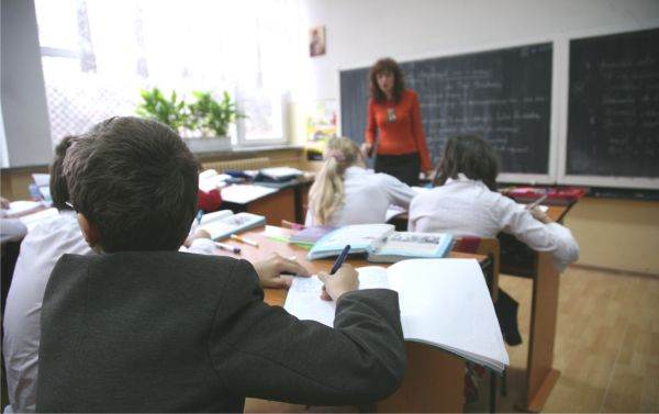 Federaţiile sindicale cer abrogarea articolelor care afectează învăţământul