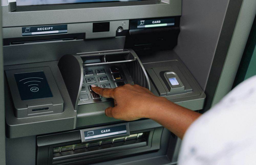 Grecia: Băncile renunţă la comisioanele pentru retragerile de numerar de la ATM-uri