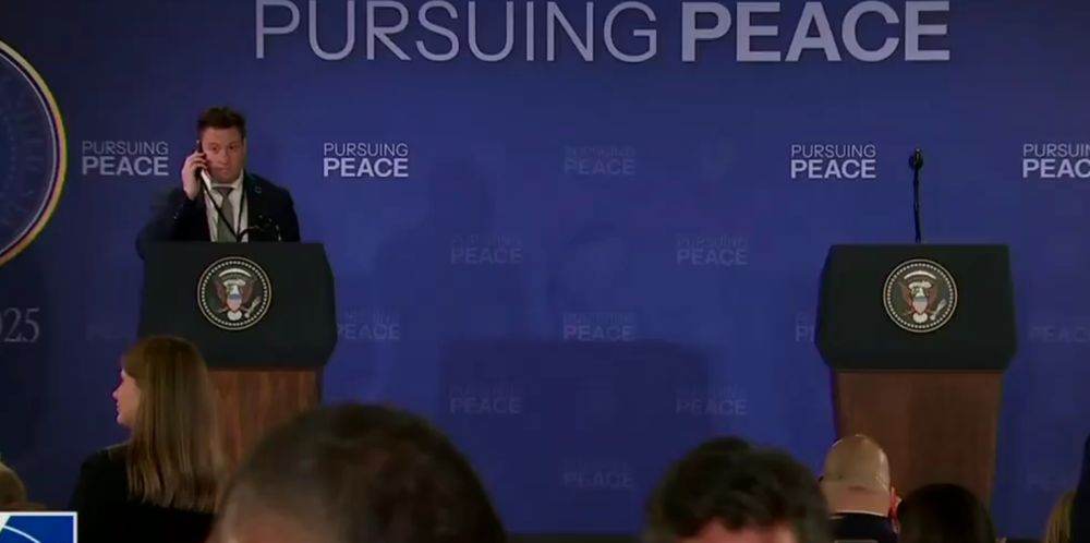 Două pupitre pregătite pentru conferinţa de presă Trump-Putin, semn că discuţiile au decurs bine
