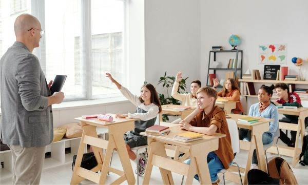 Sindicatele din educaţie îi cer premierului Bolojan să retracteze afirmaţiile despre norma didactică